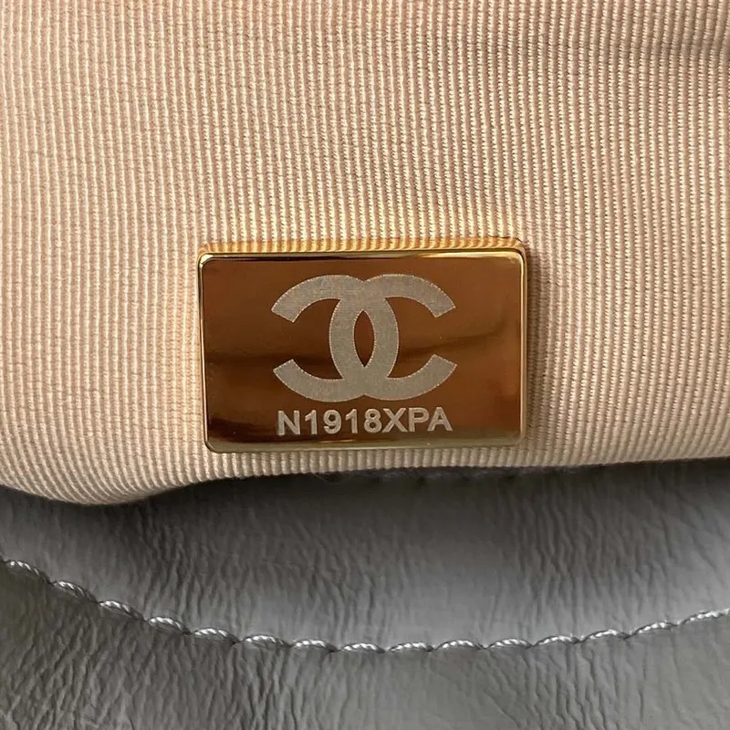 Chanel AS4323 Malá taška Hobo z lesklé zmačkané telecí kůže, zlatá kovová šedá