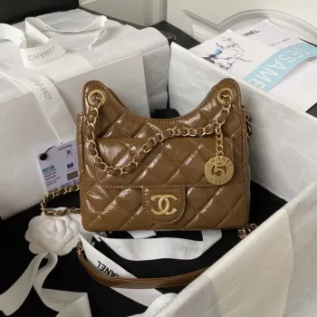 Chanel AS4323 Malá taška Hobo z lesklé zmačkané telecí kůže, zlatý kov, karamelová barva