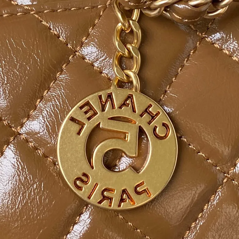 Chanel AS4323 Malá taška Hobo z lesklé zmačkané telecí kůže, zlatý kov, karamelová barva