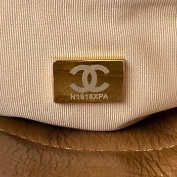 Chanel AS4323 Malá taška Hobo z lesklé zmačkané telecí kůže, zlatý kov, karamelová barva