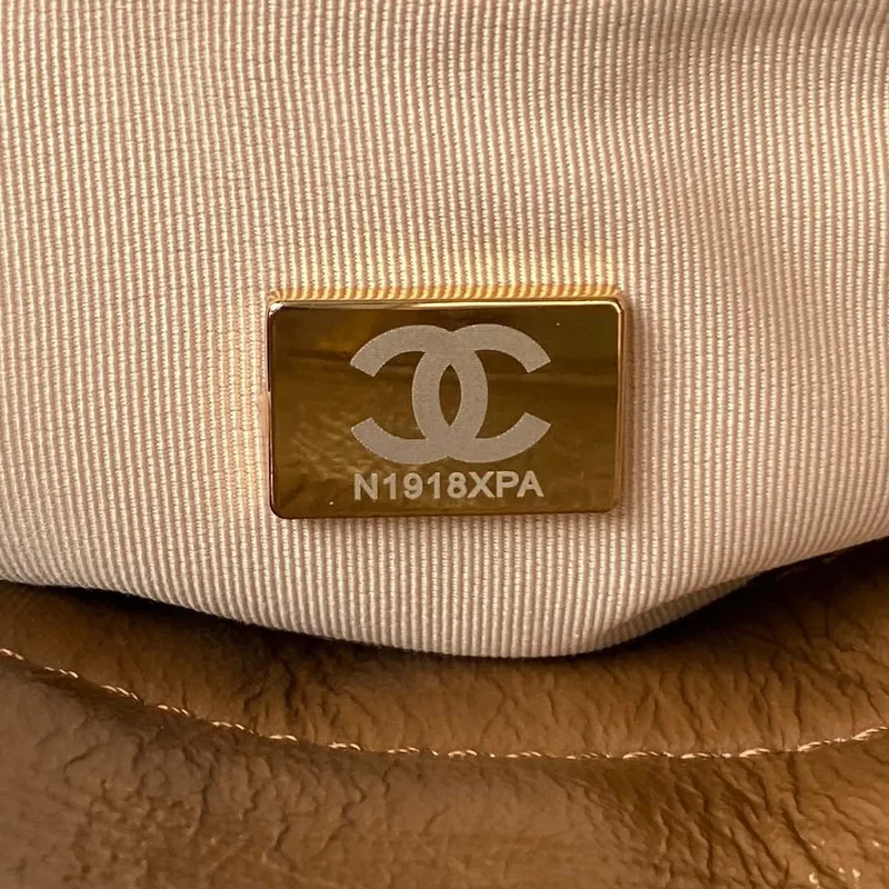 Chanel AS4323 Malá taška Hobo z lesklé zmačkané telecí kůže, zlatý kov, karamelová barva