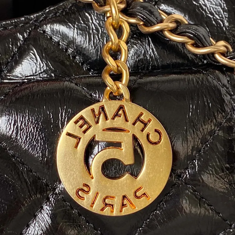 Chanel AS4323 Malá taška Hobo z lesklé zmačkané telecí kůže, černá, zlatý kov