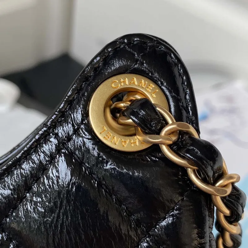 Chanel AS4323 Malá taška Hobo z lesklé zmačkané telecí kůže, černá, zlatý kov