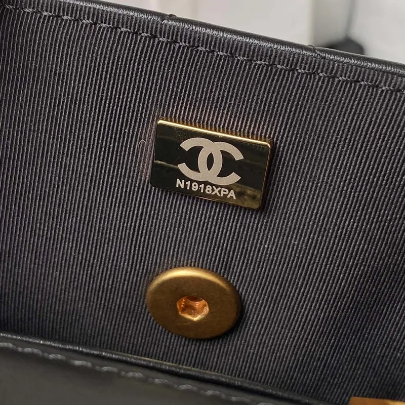 Chanel AS4274 Mini kabelka přes rameno s klopou z jehněčí kůže, černá
