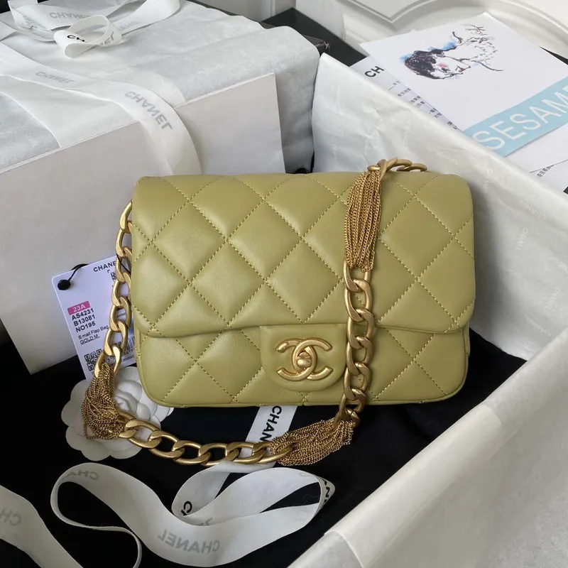 Chanel AS4231 Malá kabelka s klopou z jehněčí kůže, žlutá