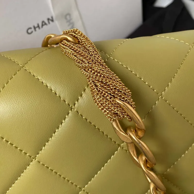 Chanel AS4231 Malá kabelka s klopou z jehněčí kůže, žlutá