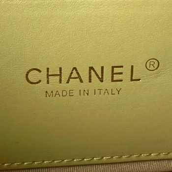 Chanel AS4231 Malá kabelka s klopou z jehněčí kůže, žlutá