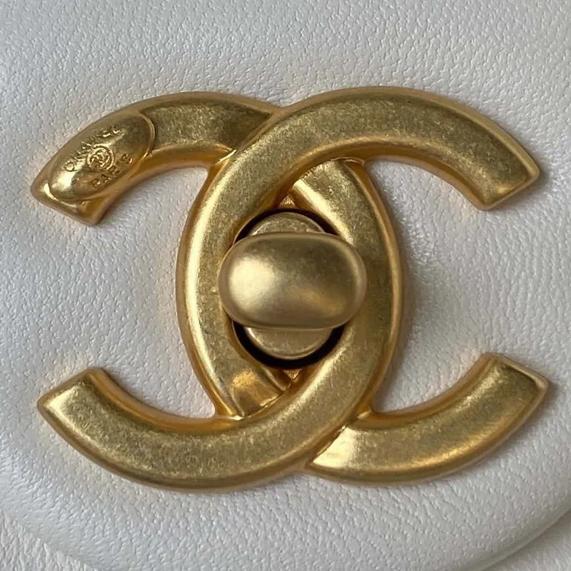 Chanel AS4231 Malá kabelka s klopou z jehněčí kůže, bílá