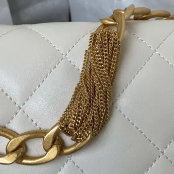 Chanel AS4231 Malá kabelka s klopou z jehněčí kůže, bílá