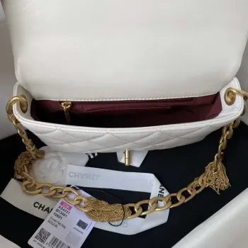 Chanel AS4231 Malá kabelka s klopou z jehněčí kůže, bílá