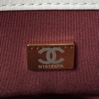 Chanel AS4231 Malá kabelka s klopou z jehněčí kůže, bílá