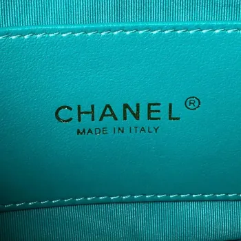Chanel AS4231 Malá kabelka s klopou z jehněčí kůže, zelená