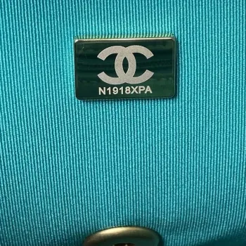 Chanel AS4231 Malá kabelka s klopou z jehněčí kůže, zelená