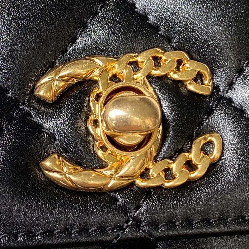 Chanel AS4306 Malá taška s klopou a uchem, jehněčí kůže, černá