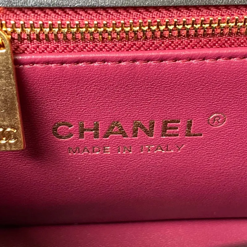 Chanel AS4306 Malá taška s klopou a uchem, jehněčí kůže, černá