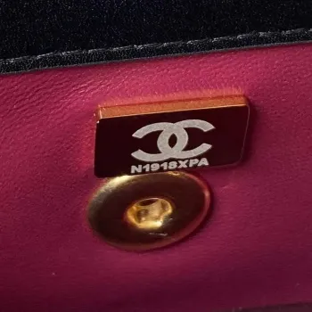 Chanel AS4306 Malá taška s klopou a uchem, jehněčí kůže, černá
