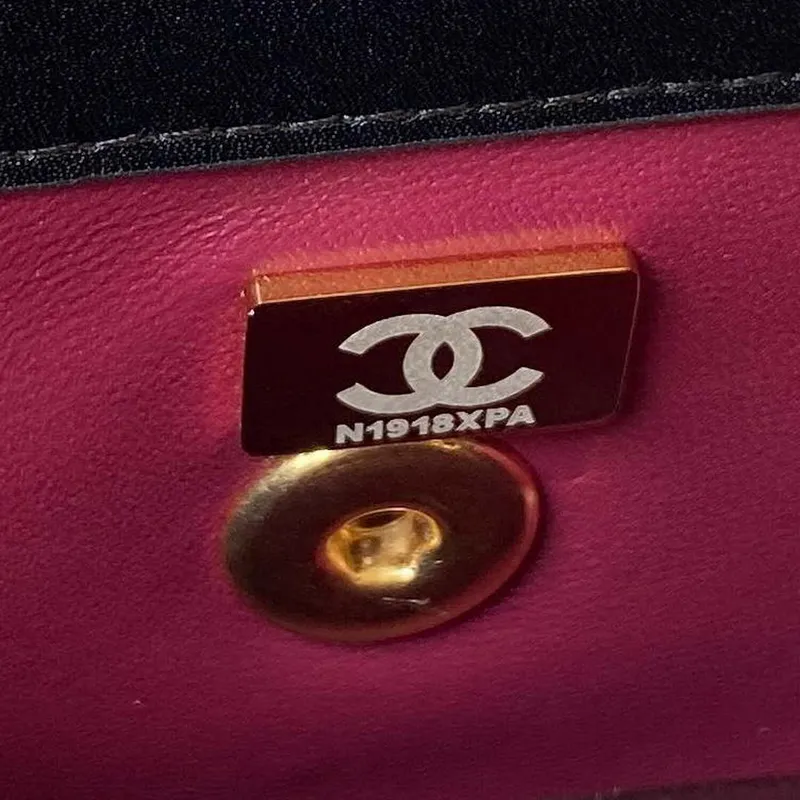 Chanel AS4306 Malá taška s klopou a uchem, jehněčí kůže, černá
