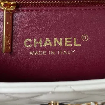Chanel AS4306 Malá taška s klopou a uchem z jehněčí kůže, bílá