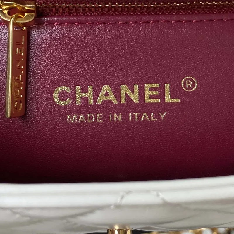 Chanel AS4306 Malá taška s klopou a uchem z jehněčí kůže, bílá