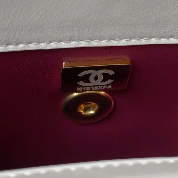 Chanel AS4306 Malá taška s klopou a uchem z jehněčí kůže, bílá