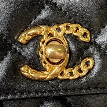 Chanel AS4307 Kabelka s klopou a uchem, jehněčí kůže, černá