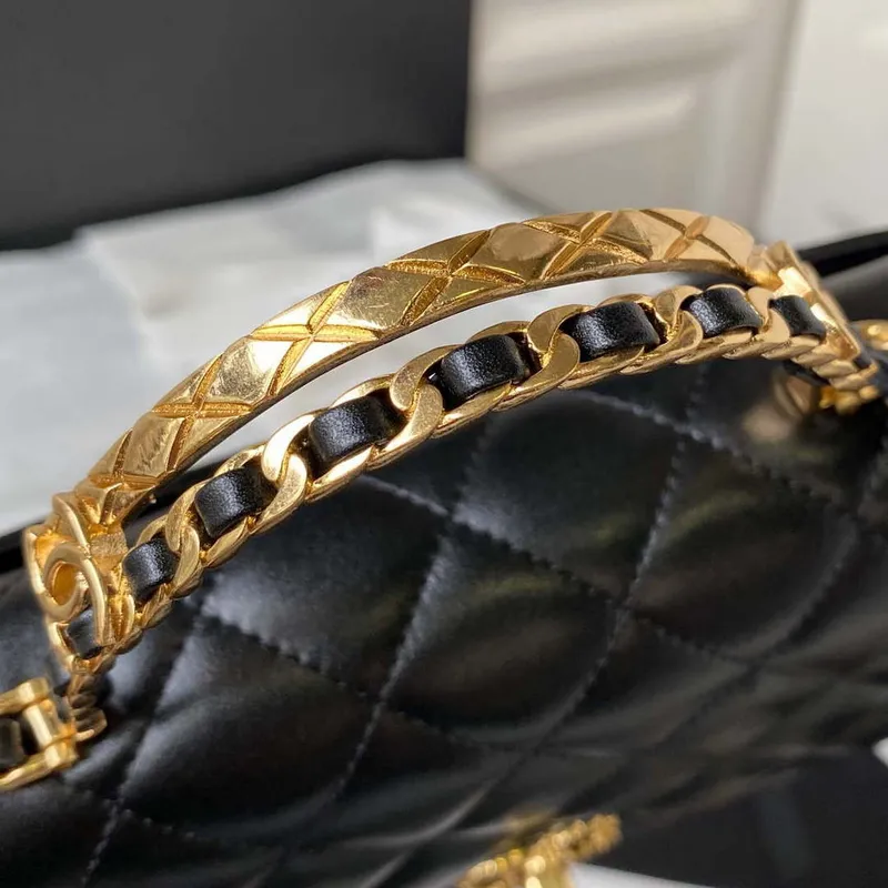 Chanel AS4307 Kabelka s klopou a uchem, jehněčí kůže, černá