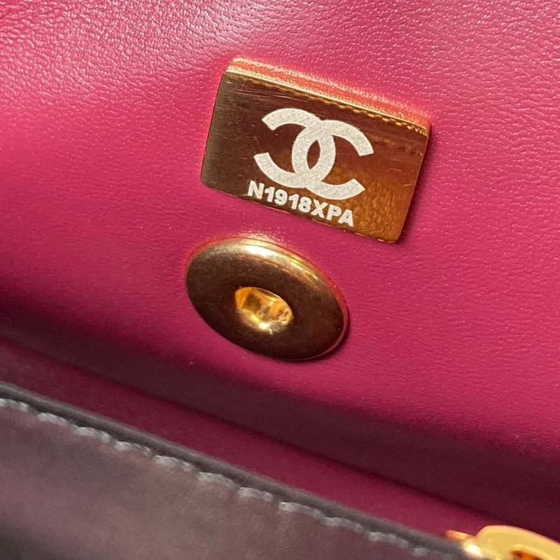 Chanel AS4307 Kabelka s klopou a uchem, jehněčí kůže, černá