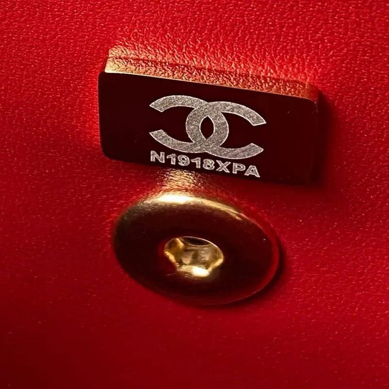 Chanel AS4307 Kabelka s klopou a uchem z jehněčí kůže, červená