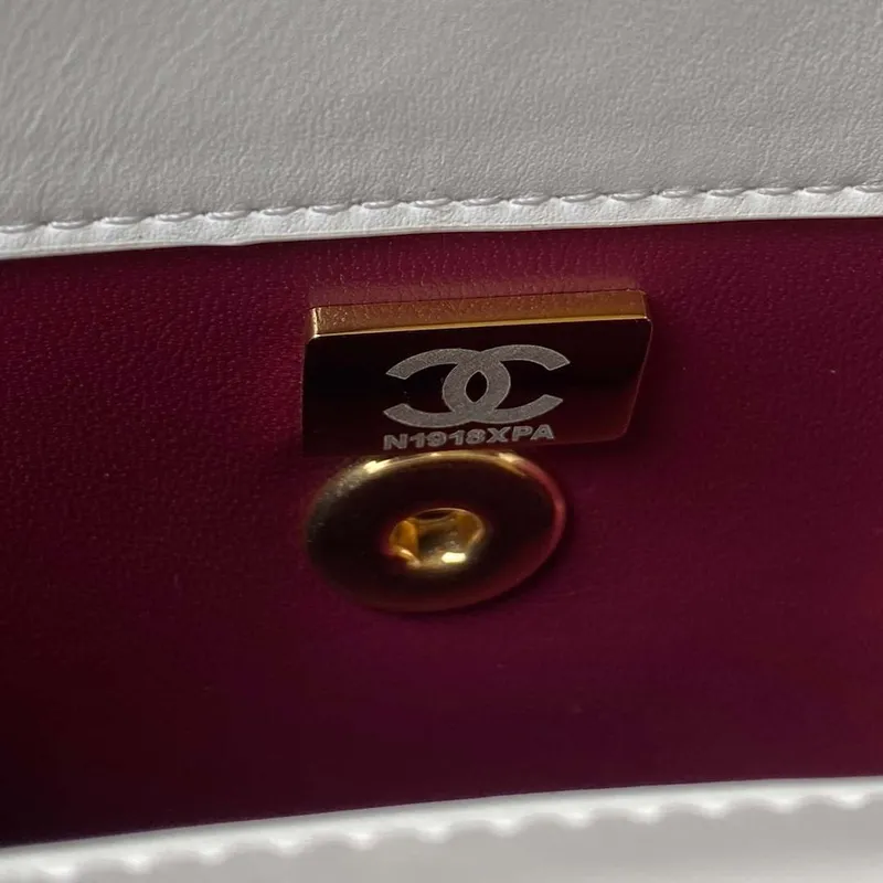 Chanel AS4307 Kabelka s klopou a uchem z jehněčí kůže, bílá