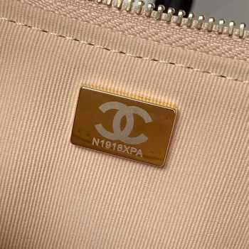 Chanel AS4368 Velká taška HOBO z lesklé zmačkané jehněčí kůže a zlatého kovu v barvě meruňky