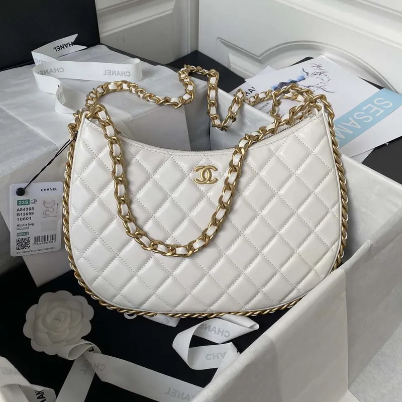 Chanel AS4368 Velká taška HOBO z lesklé zmačkané jehněčí kůže a zlatého kovu, bílá
