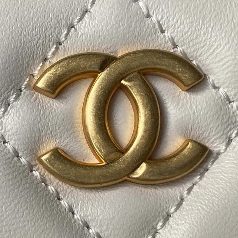 Chanel AS4368 Velká taška HOBO z lesklé zmačkané jehněčí kůže a zlatého kovu, bílá
