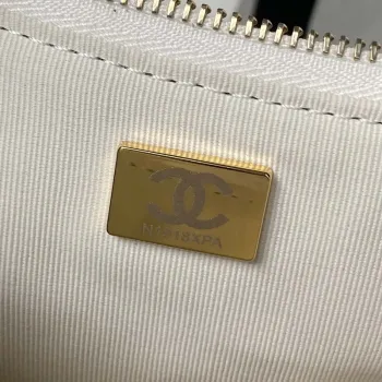 Chanel AS4368 Velká taška HOBO z lesklé zmačkané jehněčí kůže a zlatého kovu, bílá