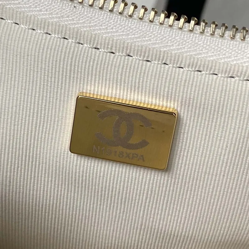 Chanel AS4368 Velká taška HOBO z lesklé zmačkané jehněčí kůže a zlatého kovu, bílá
