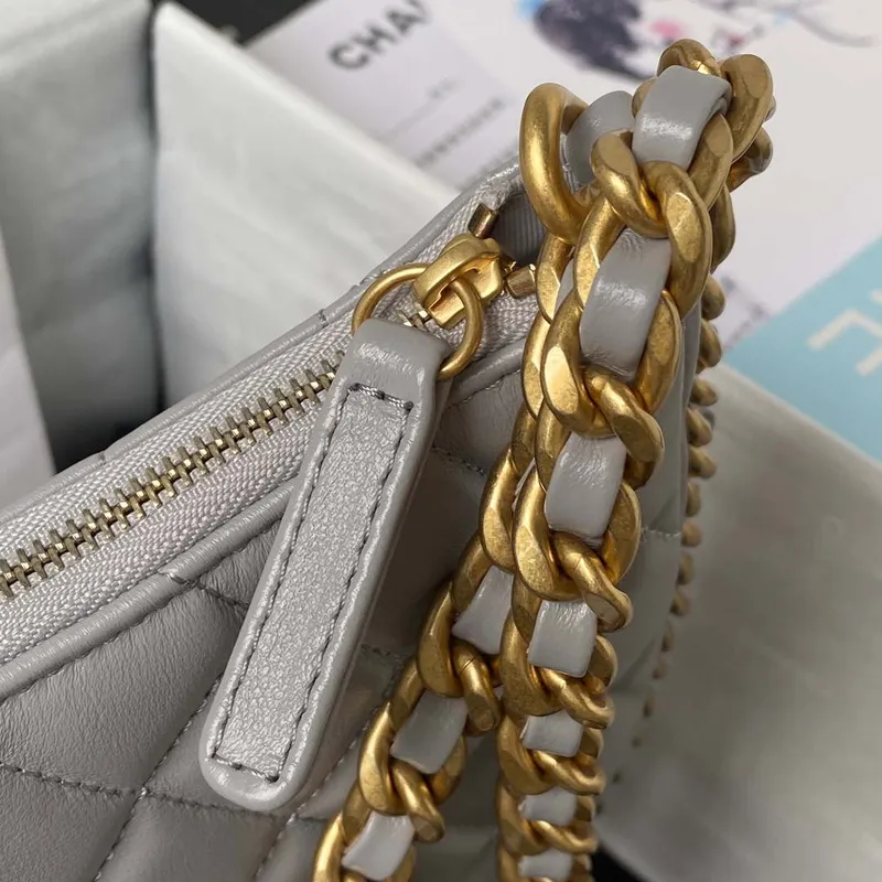 Chanel AS4368 Velká taška HOBO z lesklé zmačkané jehněčí kůže a zlatého kovu v šedé barvě