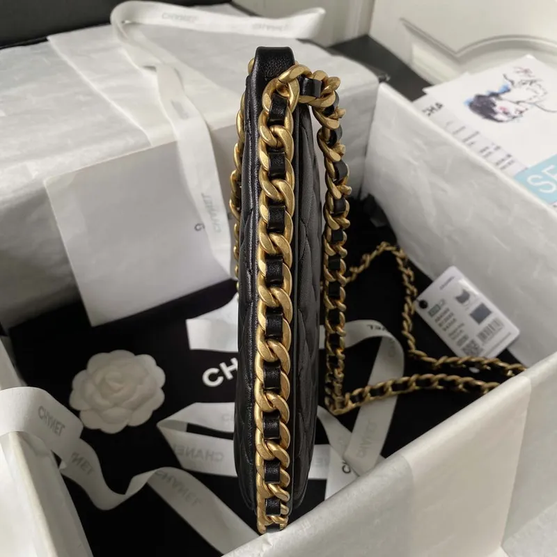 Chanel AS4368 Velká taška HOBO z lesklé zmačkané jehněčí kůže a zlatého kovu, černá