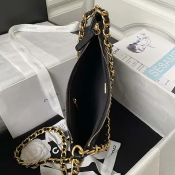 Chanel AS4368 Velká taška HOBO z lesklé zmačkané jehněčí kůže a zlatého kovu, černá