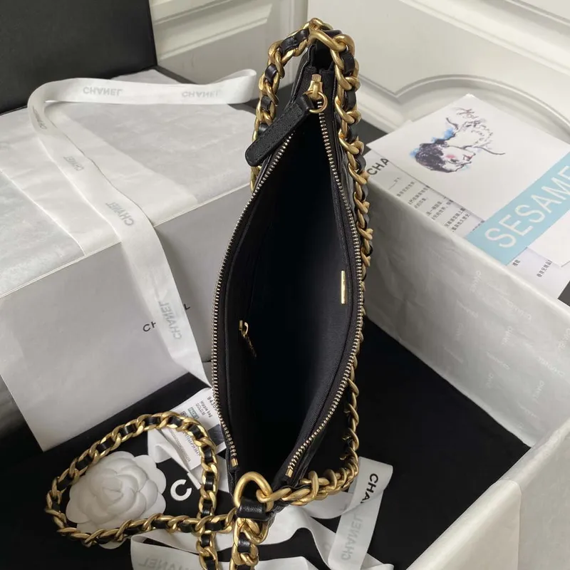 Chanel AS4368 Velká taška HOBO z lesklé zmačkané jehněčí kůže a zlatého kovu, černá