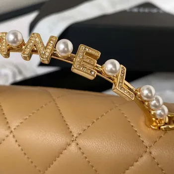 Chanel AP3512 Držák na telefon s klopou, řetízek, imitace jehněčí kůže, perly, smalt a zlato, barva apricot