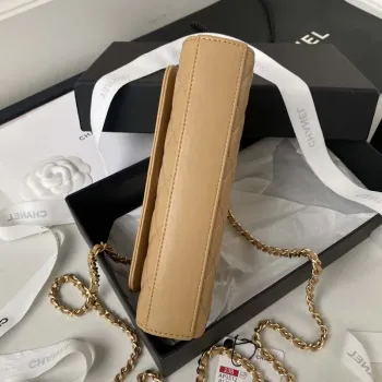 Chanel AP3512 Držák na telefon s klopou, řetízek, imitace jehněčí kůže, perly, smalt a zlato, barva apricot