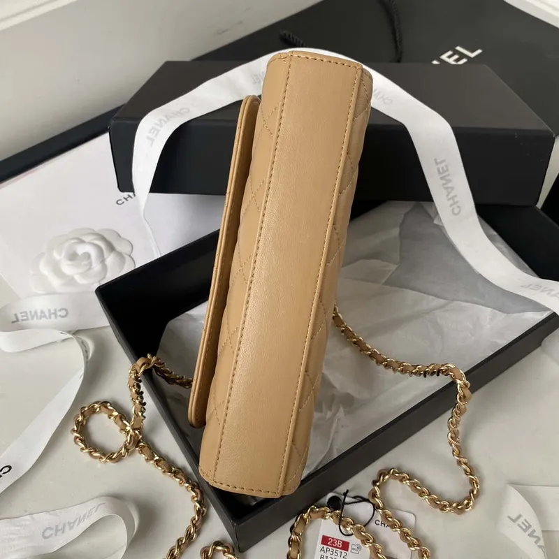 Chanel AP3512 Držák na telefon s klopou, řetízek, imitace jehněčí kůže, perly, smalt a zlato, barva apricot