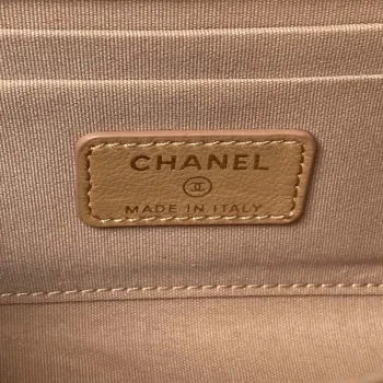 Chanel AP3512 Držák na telefon s klopou, řetízek, imitace jehněčí kůže, perly, smalt a zlato, barva apricot