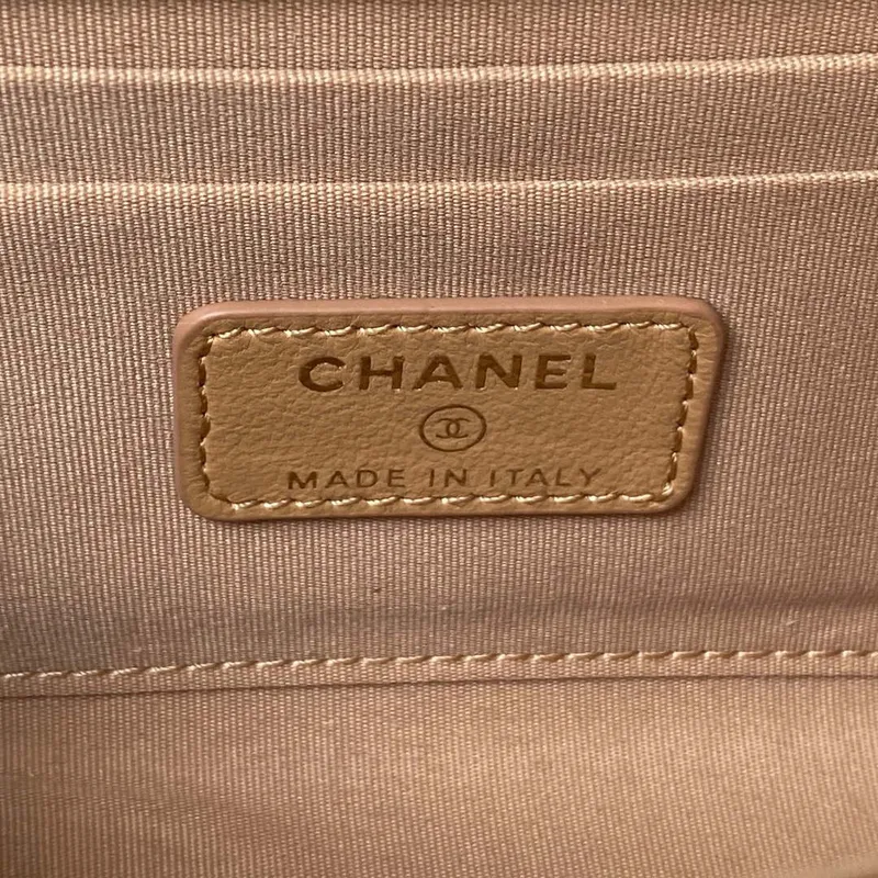 Chanel AP3512 Držák na telefon s klopou, řetízek, imitace jehněčí kůže, perly, smalt a zlato, barva apricot