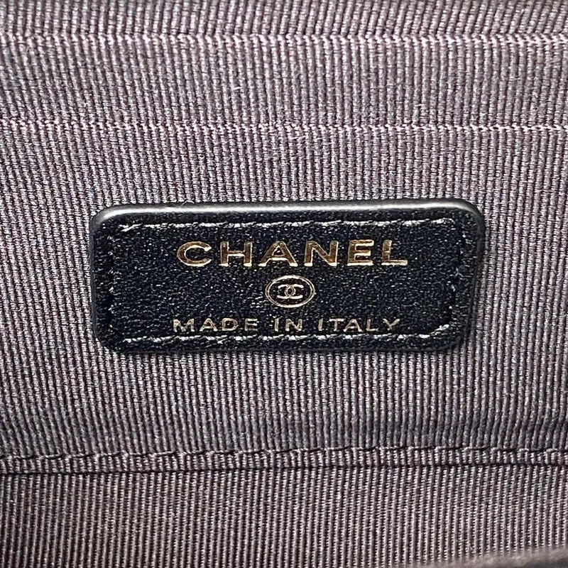 Chanel AP3512 Držák na telefon s klopou, řetízek, imitace jehněčí kůže, perly, smalt a zlato, černý