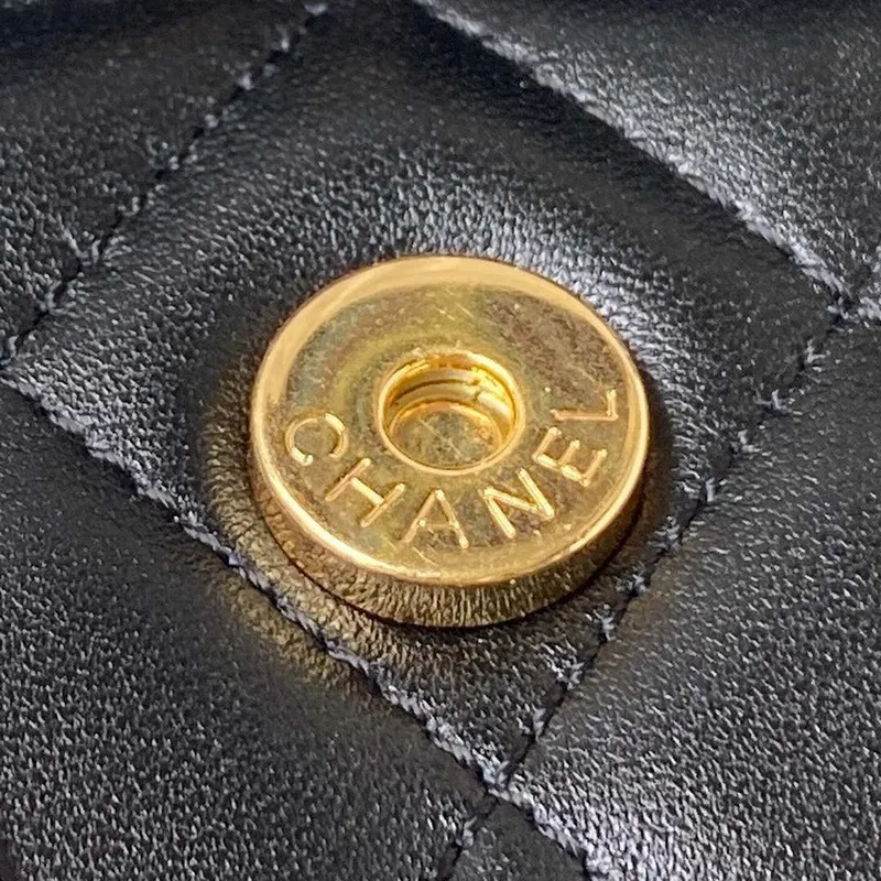 Chanel AP3512 Držák na telefon s klopou, řetízek, imitace jehněčí kůže, perly, smalt a zlato, černý