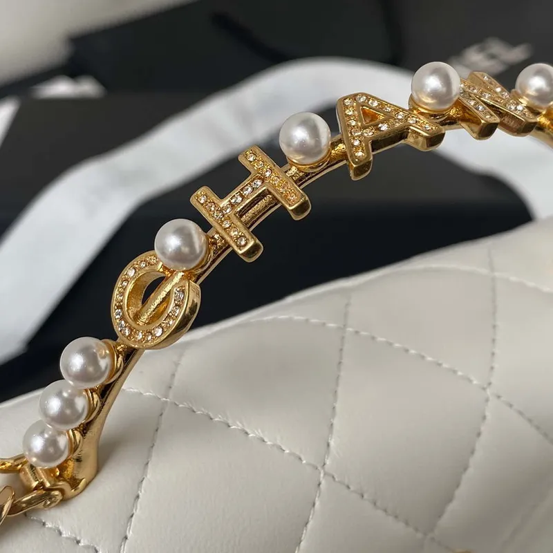 Chanel AP3512 Držák na telefon s klopou, řetízek, imitace jehněčí kůže, perly, smalt a zlato, bílá barva