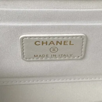 Chanel AP3512 Držák na telefon s klopou, řetízek, imitace jehněčí kůže, perly, smalt a zlato, bílá barva