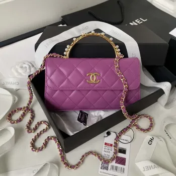Chanel AP3512 Držák na telefon s klopou, řetízek, imitace jehněčí kůže, perly, smalt a zlato, fialová