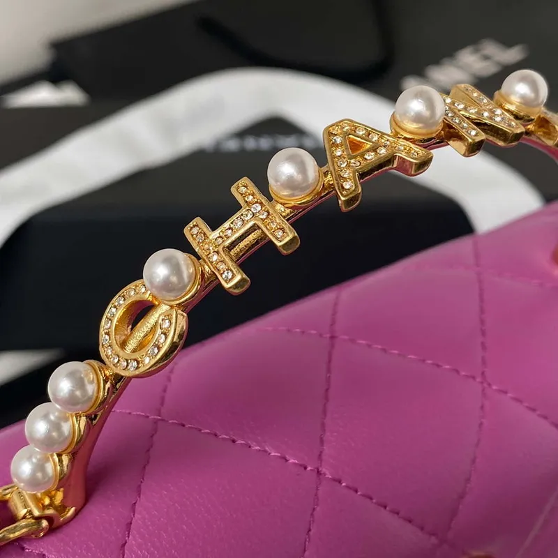 Chanel AP3512 Držák na telefon s klopou, řetízek, imitace jehněčí kůže, perly, smalt a zlato, fialová