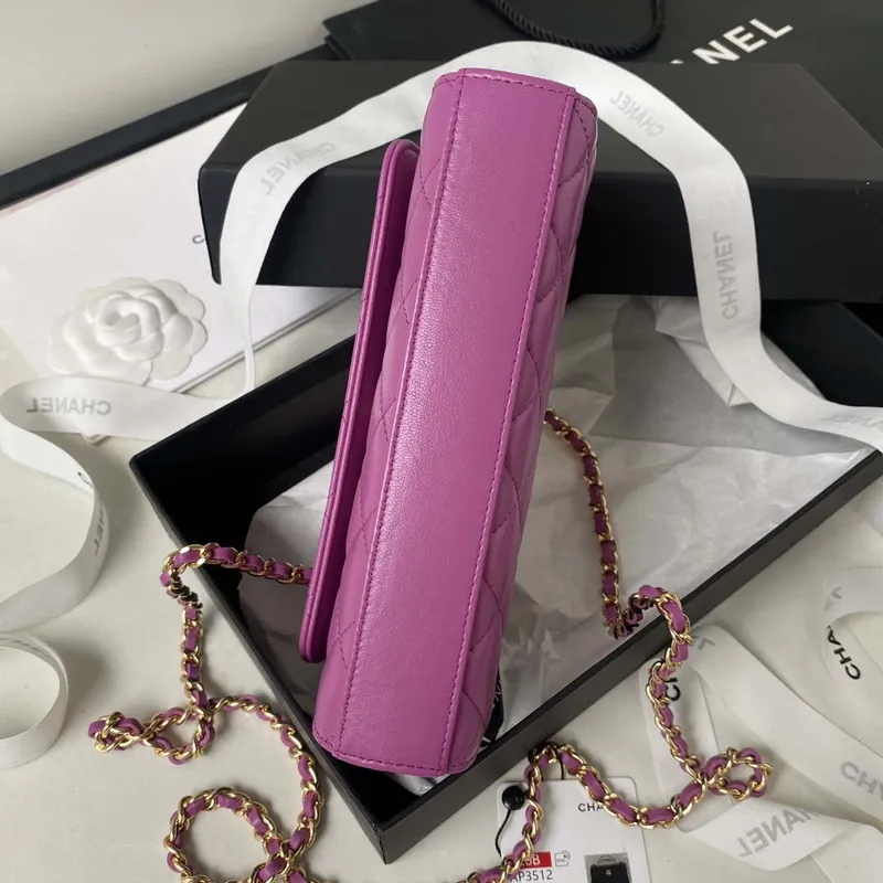 Chanel AP3512 Držák na telefon s klopou, řetízek, imitace jehněčí kůže, perly, smalt a zlato, fialová